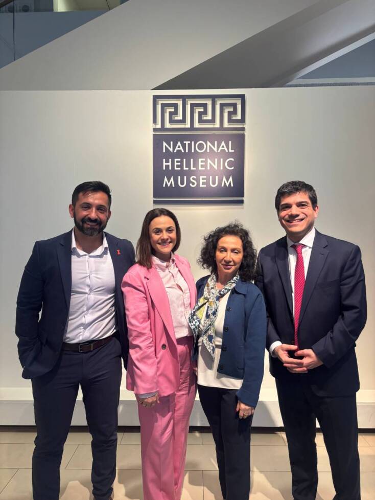 Ηλίας Πέτρου (Καθηγητής Κλασικών Σπουδών UIUC), Γεωργία Τασιοπούλου (Πρόξενος της Ελλάδος Σικάγο), Αναστασία Γιαννακίδου και Εμμανουήλ Κουμπαράκης (Γενικός Πρόξενος της Ελλάδας, Σικάγο).