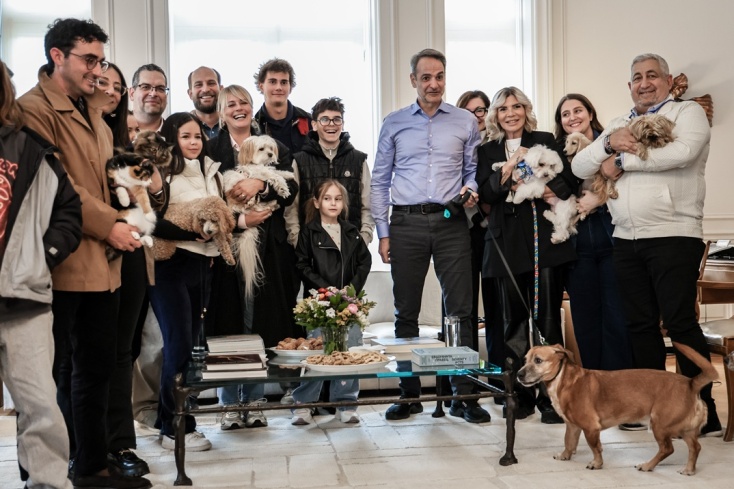 Ο Κυριάκος Μητσοτάκης με Έλληνες πολίτες που επέστρεψαν στην Ελλάδα μαζί με τα ζωάκια τους