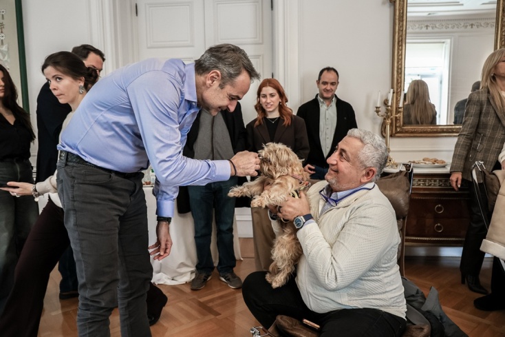 Ο Κυριάκος Μητσοτάκης υποδέχθηκε Έλληνες πολίτες που επαναπατρίστηκαν μαζί με ταζωάκια τους