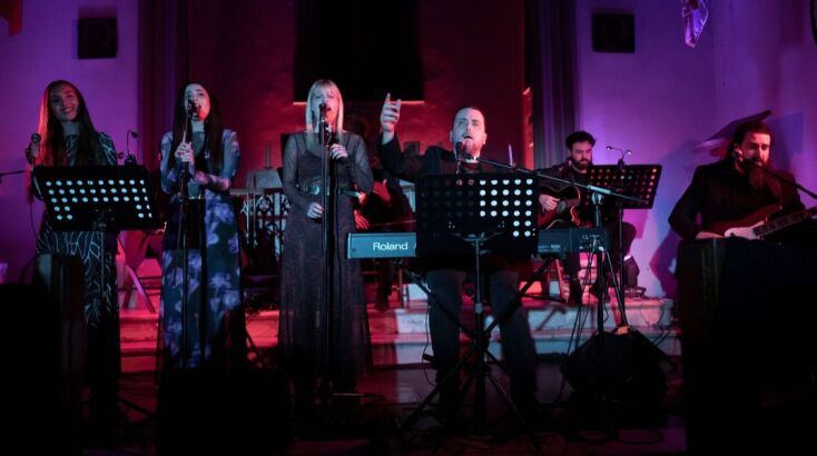 O Στάθης Δρογώσης και καινούρια πρόσωπα του ελληνικού τραγουδιού