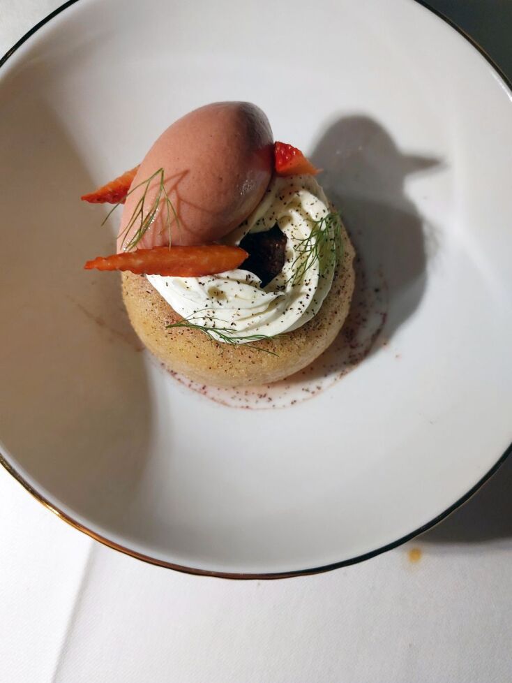 Baba au rum με φράουλες, λάιμ και κρέμα