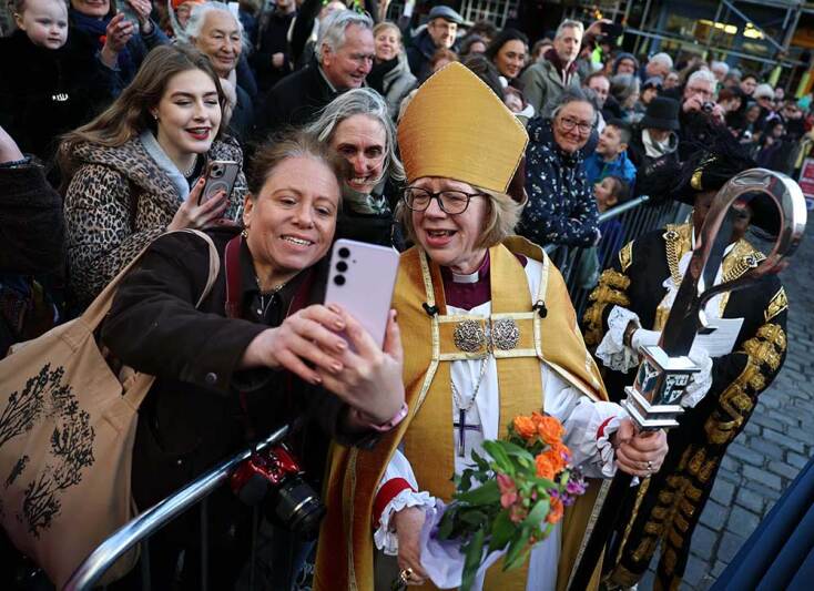 Η Σάρα Μουλάλι, η πρώτη γυναίκα Αρχιεπίσκοπος της Αγγλικανικής Εκκλησίας, βγάζει φωτογραφίες με πιστούς μετά την ενθρόνισή της