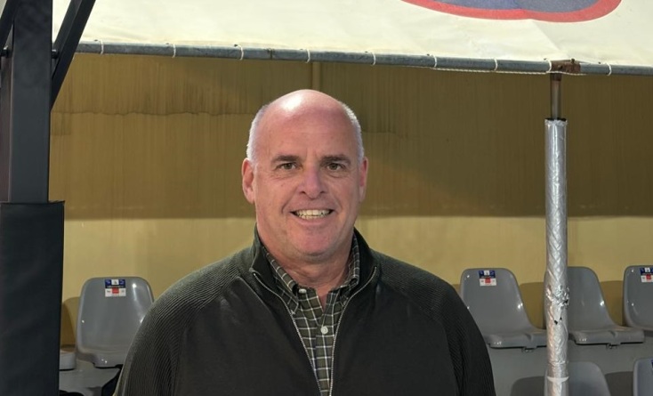 ανειστική βιβλιοθήκη που κινητοποιεί τα παιδιά να ανακαλύψουν τον κόσμο του βιβλίου