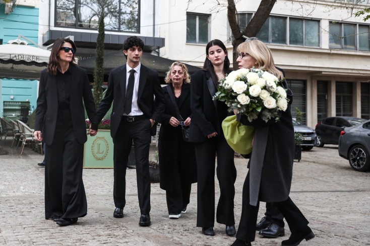 Συντετριμμένη η κόρη και τα εγγόνια της Μαρινέλλας στη Μητρόπολη Αθηνών 