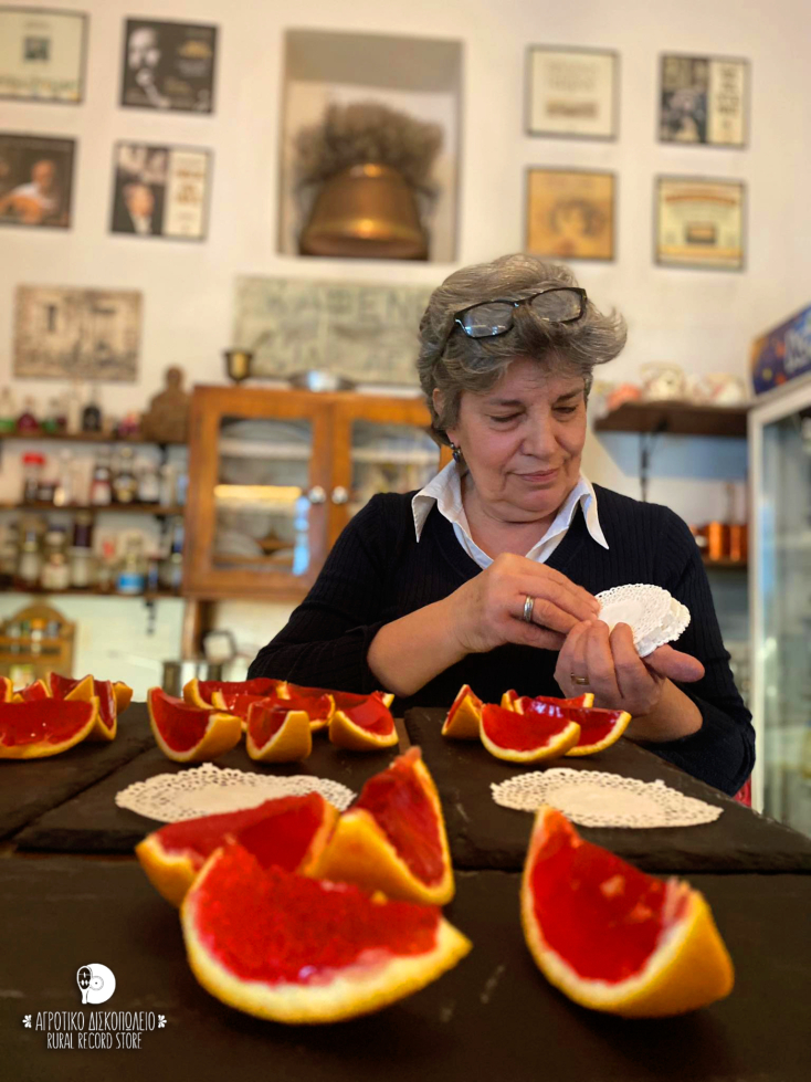 H Χριστίνα Αεράκη με τα γλυκά κεράσματά της