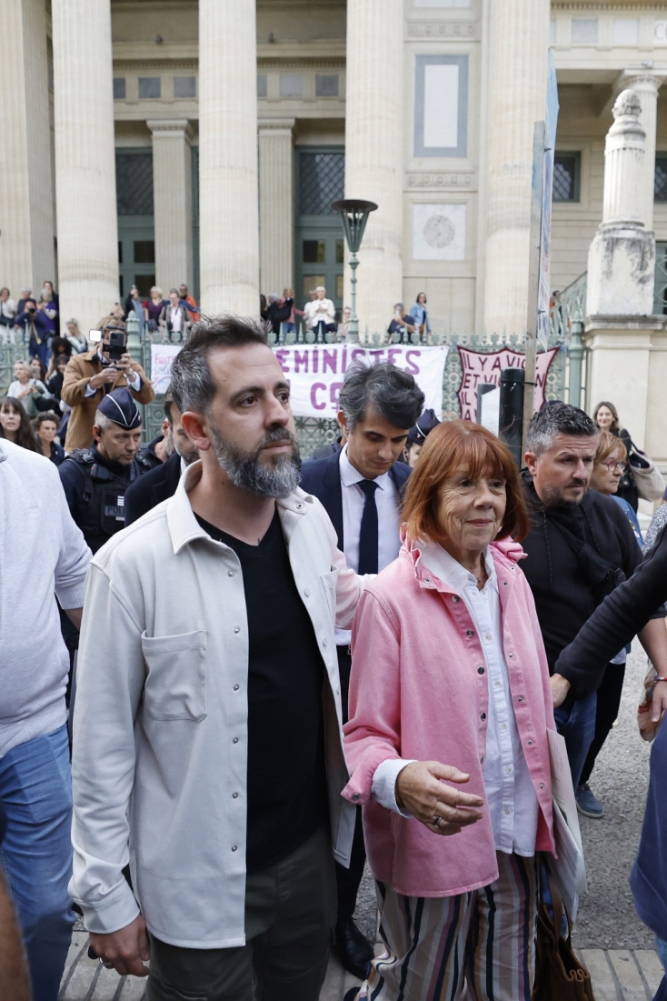 Η Ζιζέλ Πελικό συνοδεύομενη από τον μικρότερο γιο της, Φλοριάν Πελικό