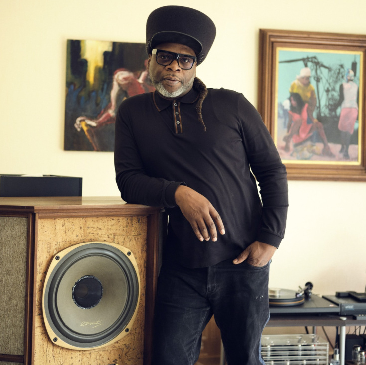 Jazzie B: Ο εμβληματικός αρχιτέκτονας του ήχου των Soul II Soul μιλά για τη μουσική ως εμπειρία ζωής, πριν τη συναυλία τους στο Sani Festival 2026.