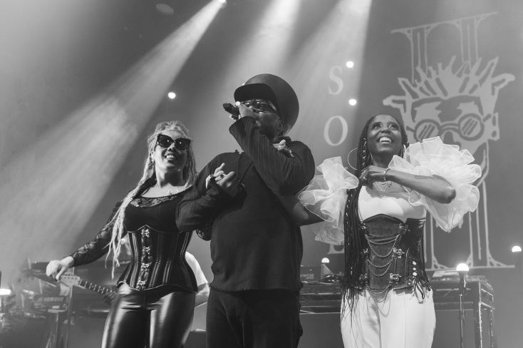 Jazzie B: Ο εμβληματικός αρχιτέκτονας του ήχου των Soul II Soul μιλά για τη μουσική ως εμπειρία ζωής, πριν τη συναυλία τους στο Sani Festival 2026.