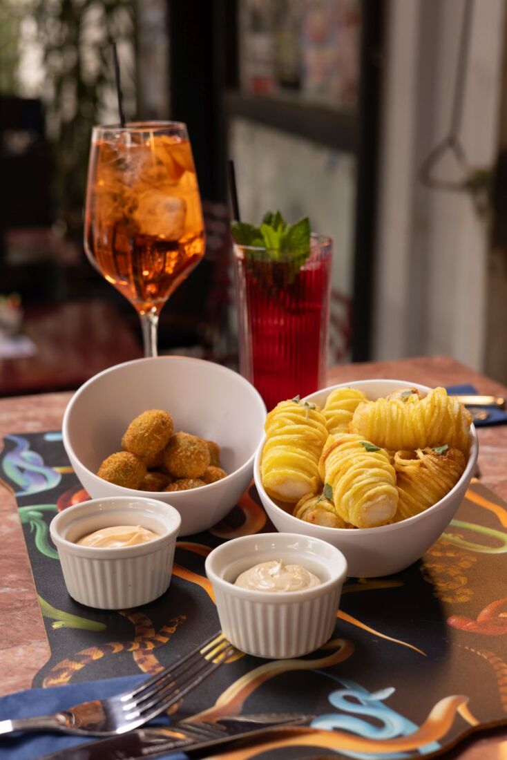 Όφις: Ένα καινούργιο μπαρ-στέκι στο Παγκράτι