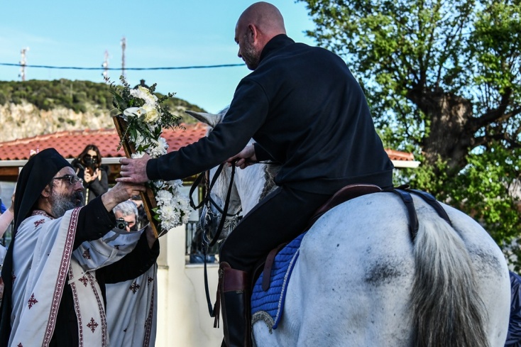 Άνδρας πάνω σε άλογο και ιερέας που του δίνει την εικόνα του Αγίου Γεωργίου