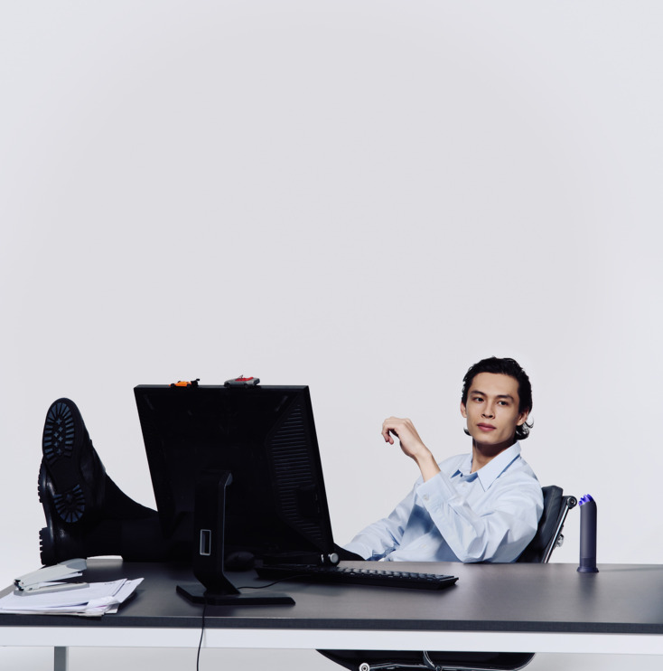 pf01_inkmubltr_033-rgb-inuse-ondesk-talent-man-sitting-office-a0_mono_copy