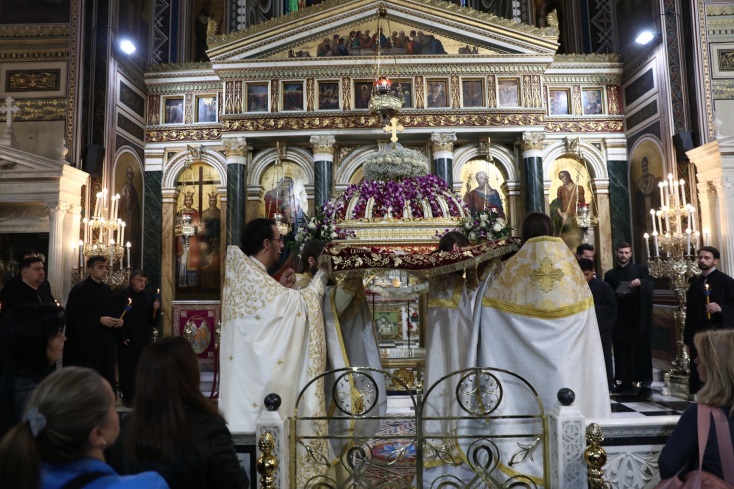 Μεγάλη Παρασκευή με κατάνυξη σε όλη την Ελλάδα - Πλήθος πιστών παρακολούθησε τις τελετές Αποκαθήλωσης στην Αθήνα, την Κέρκυρα και την υπόλοιπη επικράτεια.