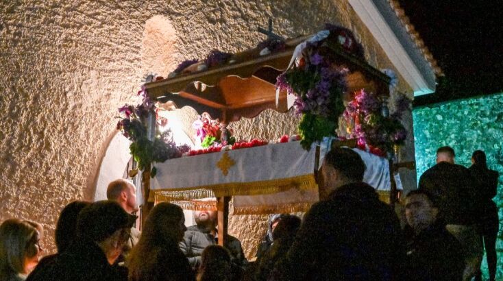 Περιφορά του Επιταφίου γύρω απο την εκκλησία στον Ιερό Ναό Αγίου Αθανασίου Θεσπρωτίας