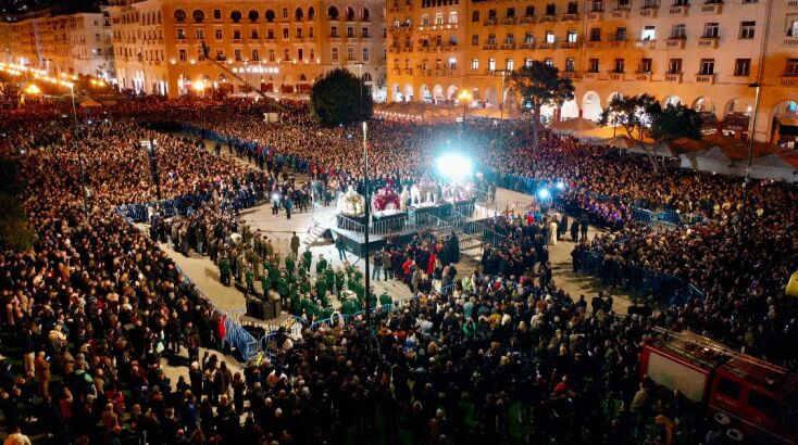 Θεσσαλονίκη: Η μοναδική στιγμή της συνάντησης 5 Επιταφίων στην Πλατεία Αριστοτέλους