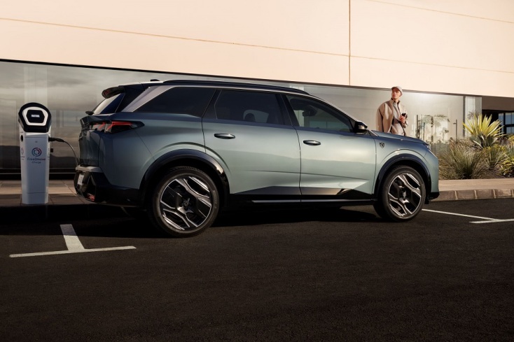 Οδηγούμε το E-5008, την ηλεκτρική ναυαρχίδα των SUV της Peugeot 