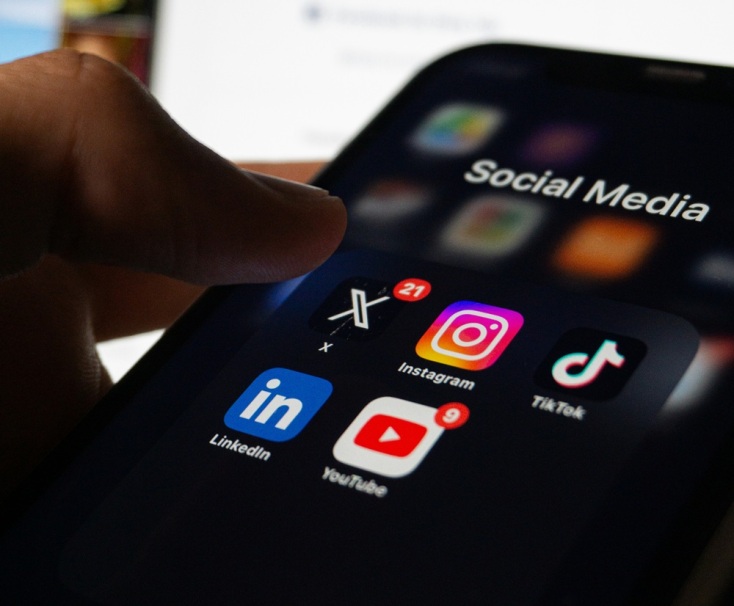 Ψηφιακός πρωτογονισμός: Γιατί τα Social Media οφείλουν να απαγορευτούν για τα παιδιά