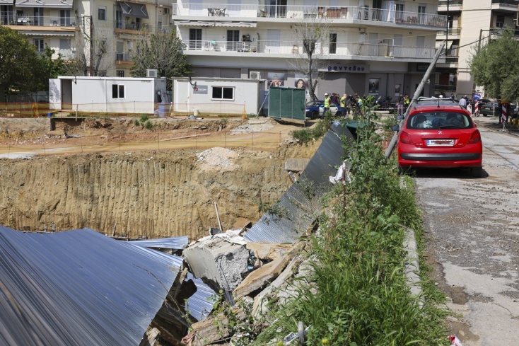 Δρόμος στη Θεσσαλονίκη «κατάπιε» αυτοκίνητα - Συνελήφθη υπεύθυνος έργου 