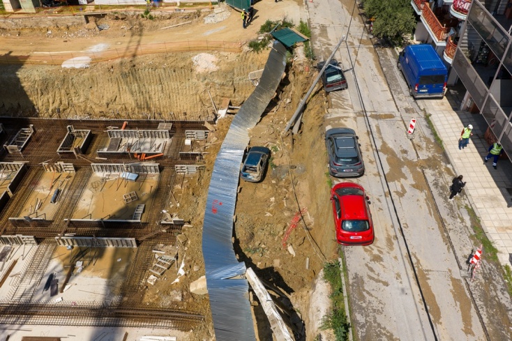 Δρόμος στη Θεσσαλονίκη «κατάπιε» αυτοκίνητα - Συνελήφθη υπεύθυνος έργου 