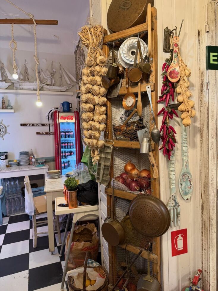 Ψαροκαστέλλα, μια σπιτίσια ταβέρνα στα στενά της Καστέλλας