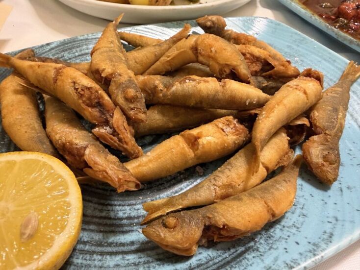 Ψαροκαστέλλα, μια σπιτίσια ταβέρνα στα στενά της Καστέλλας