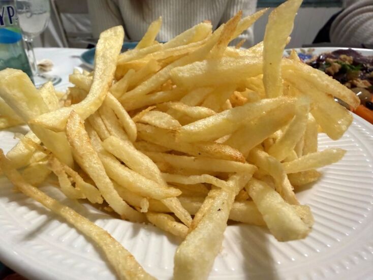 Ψαροκαστέλλα, μια σπιτίσια ταβέρνα στα στενά της Καστέλλας