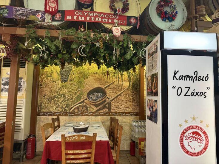 Ζάχος, η αθάνατη ελληνική ταβέρνα στα καλύτερά της