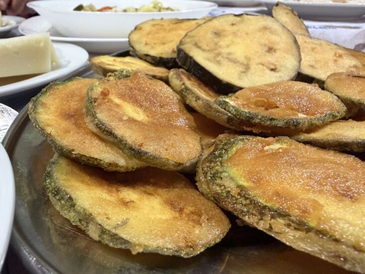 Ζάχος, η αθάνατη ελληνική ταβέρνα στα καλύτερά της