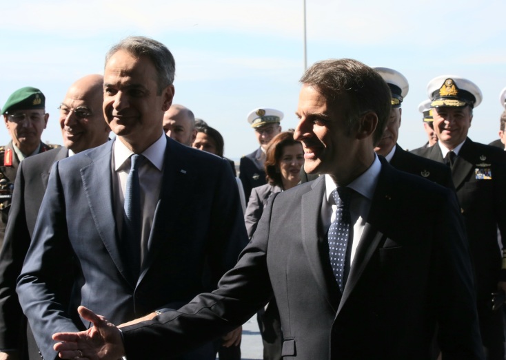 Επίσκεψη Μητσοτάκη - Μακρόν στη φρεγάτα Κίμων - Επισφραγίζεται η αμυντική συμμαχία με νέες συμφωνίες και ρήτρα αμοιβαίας συνδρομής.