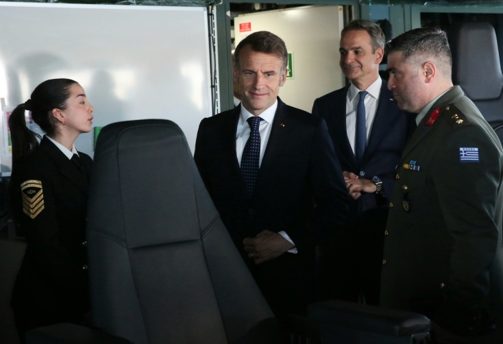 Επίσκεψη Μητσοτάκη - Μακρόν στη φρεγάτα Κίμων - Επισφραγίζεται η αμυντική συμμαχία με νέες συμφωνίες και ρήτρα αμοιβαίας συνδρομής.