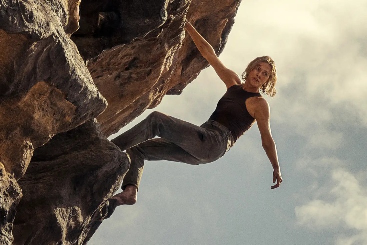 Η Σαρλίζ Θερόν σκαρφάλωσε σε billboard στην Τάιμς Σκουέρ για την ταινία «Apex» του Netflix, αποδεικνύοντας τις ικανότητές της στην αναρρίχηση και στα stunts.