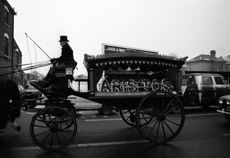 Η νεκρική πομπή του δολοφονημένου εκατομμυριούχου της μόδας Αρίστου Κωνσταντίνου, με το φέρετρό του σε ιππήλατη νεκροφόρα, αποχωρεί από τον ναό της Αγίας Μαρίας στο Wood Green του Λονδίνου