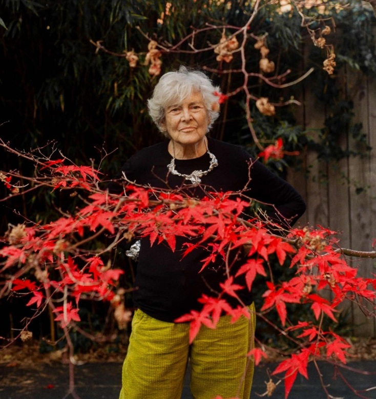 Φετίχ της Αθωότητας: Μνήμη, σώμα και τραύμα σε μια έκθεση που δεν χαϊδεύει το παρελθόν