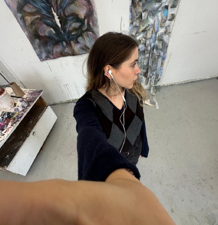 Φετίχ της Αθωότητας: Μνήμη, σώμα και τραύμα σε μια έκθεση που δεν χαϊδεύει το παρελθόν