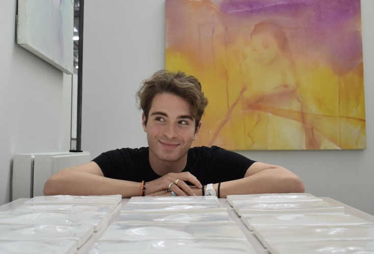 Φετίχ της Αθωότητας: Μνήμη, σώμα και τραύμα σε μια έκθεση που δεν χαϊδεύει το παρελθόν