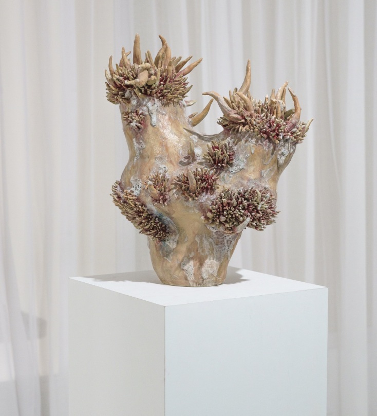 Φετίχ της Αθωότητας: Μνήμη, σώμα και τραύμα σε μια έκθεση που δεν χαϊδεύει το παρελθόν