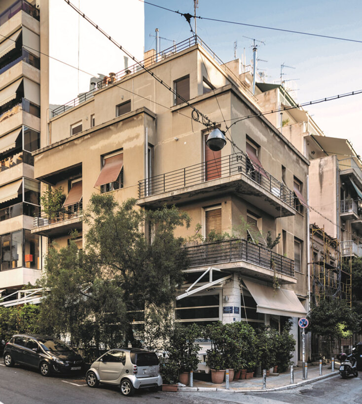 Η πολυκατοικία στη γωνία Λουκιανού 34 και Χάρητος 15 είναι σχεδιασμένη σύμφωνα με το μοντέρνο κίνημα και ακολουθεί τις αρχές της σχολής του Bauhaus της Γερμανίας