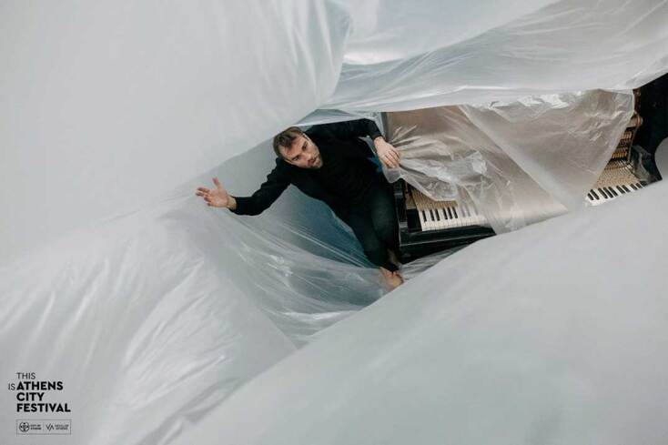 «Rebirth», η performance του Μελαχρινού Βελέντζα στην Πλάκα (Δευτέρα 11 Μαΐου), στη συμβολή των οδών Λυσίου και Κλεψύδρας