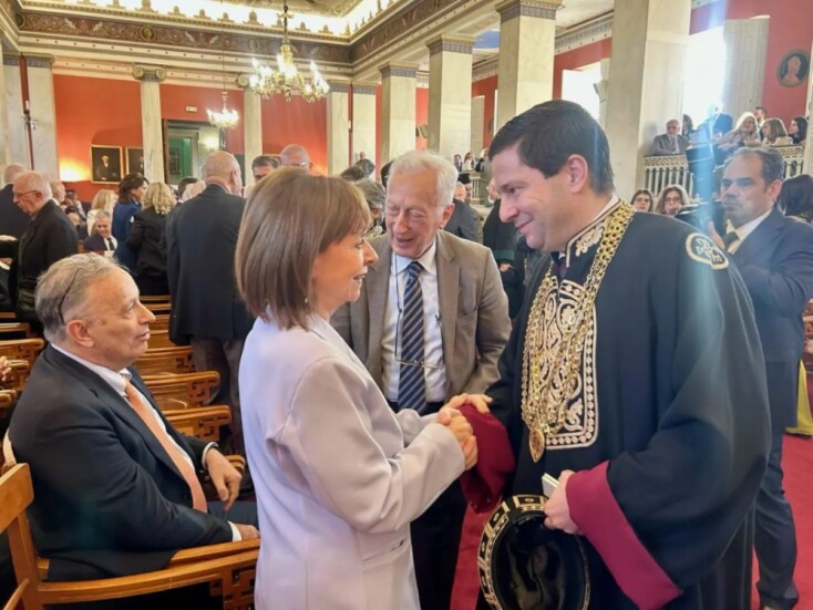 H Κατερίνα Σακελλαροπούλου με τον πρύτανη του ΕΚΠΑ Γεράσιμο Σιάσο στην τελετή αναγόρευσης του Ευάγγελου Βενιζέλου σε επίτιμο διδάκτορα της Νομικής Σχολής