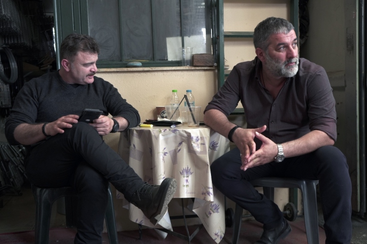 Δημήτρης Καπετανάκος και Βασίλης Μπισμπίκης στα γυρίσματα της ταινίας του Γιάννη Οικονομίδη «Σπασμένη Φλέβα»