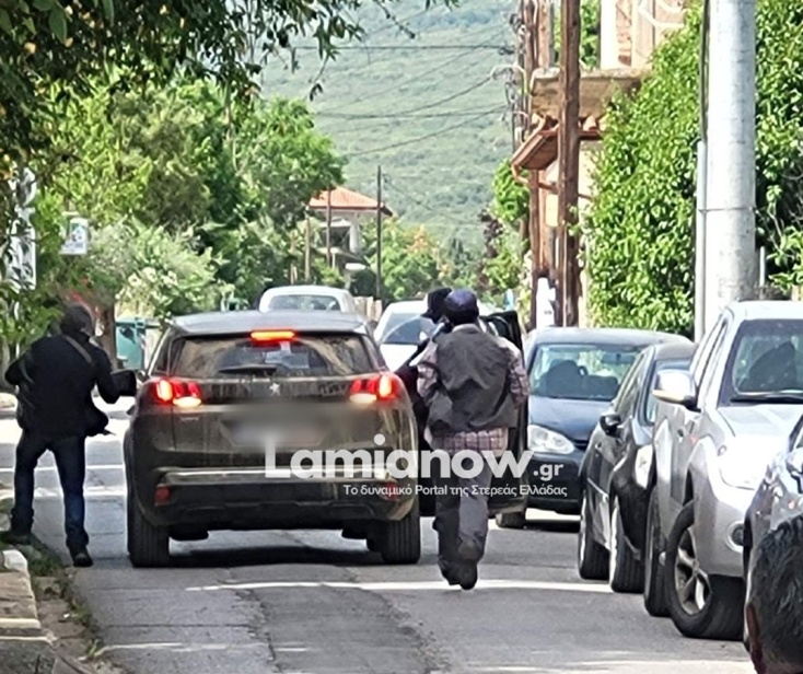Η στιγμή που οι δράστες της ένοπλης ληστείας σε τράπεζα στην Τιθορέα τρέπονται σε φυγή