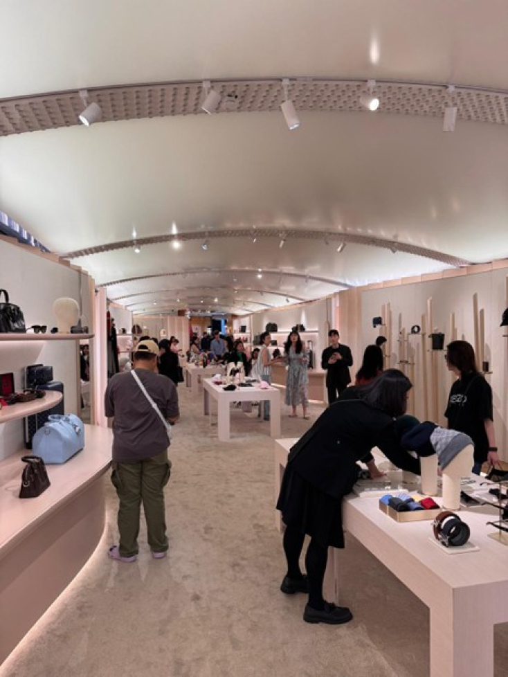 Το υπόγειο πέρασμα προς το κατάστημα της Louis Vuitton στη Σιγκαπούρη: ένας πρώην αδιάφορος διάδρομος μετατράπηκε σε μεταβατικό χώρο με αισθητική μουσείου, που προετοιμάζει ψυχολογικά τους πελάτες πριν εισέλθουν στο κατάστημα