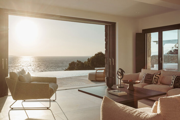 Kentriki-Savills Greece - Εντυπωσιακή παραθαλάσσια βίλα, με χαρακτηριστική Μυκονιάτικη αχριτεκτονική και μαγευτική θέα σε θάλασσα και ηλιοβασίλεμα, Μύκονος