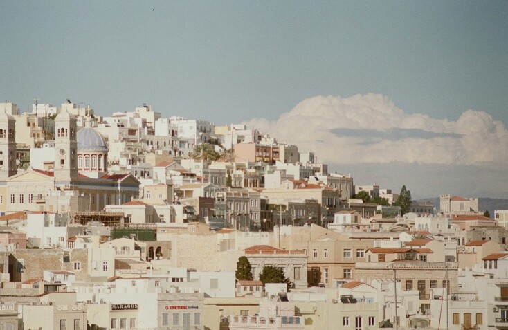 Σύρος, το ελληνικό μυστικό διαμάντι - Το αποθεωτικό αφιέρωμα στο νησί που εκπλήσσει τους πάντες - Οι παστέλ αποχρώσεις, τα μαρμάρινα σοκάκια, τα αρχοντικά και τα επιβλητικά δημόσια κτίρια