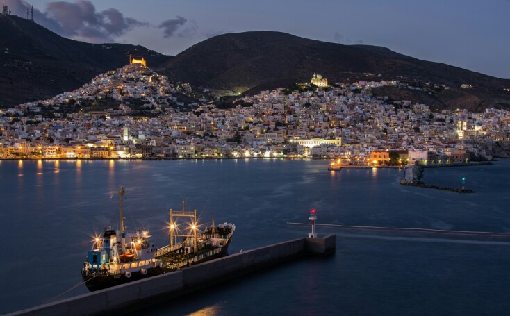 Σύρος, το ελληνικό μυστικό διαμάντι - Το αποθεωτικό αφιέρωμα στο νησί που εκπλήσσει τους πάντες - Οι παστέλ αποχρώσεις, τα μαρμάρινα σοκάκια, τα αρχοντικά και τα επιβλητικά δημόσια κτίρια