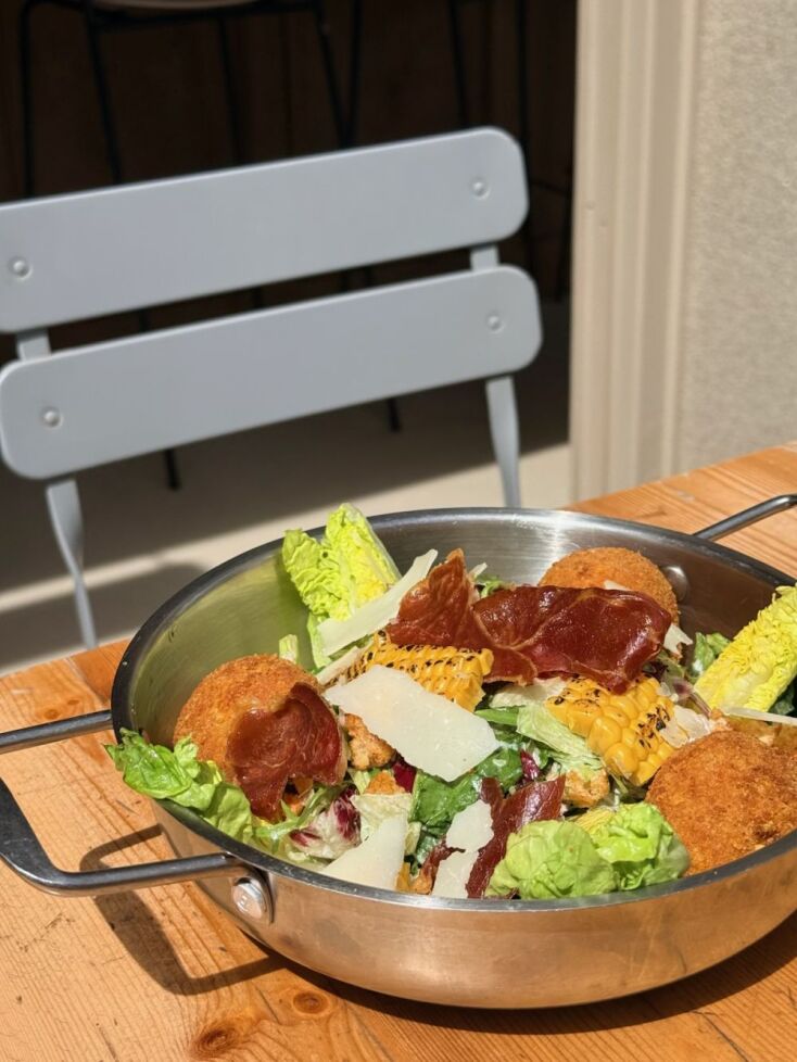 Caesar salad με κροκέτα κοτόπουλο, τσιπς προσούτο, καλαμπόκι και iceberg