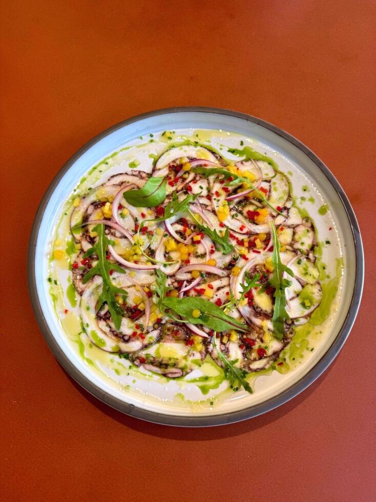 Χταπόδι carpaccio με πίκλα κρεμμυδιού και μεσογειακά μυρωδικά