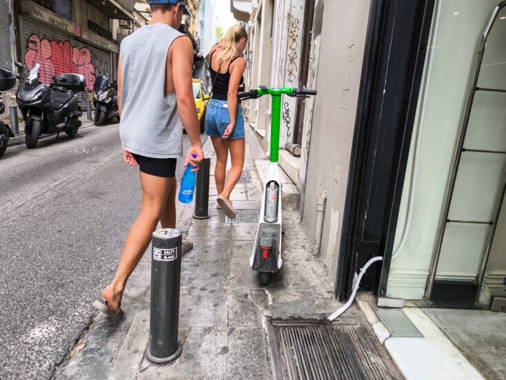 Ηλεκτρικό πατίνι πάνω σε πεζοδρόμιο της Αθήνας αναγκάζει τουρίστες να κάνουν σλάλομ