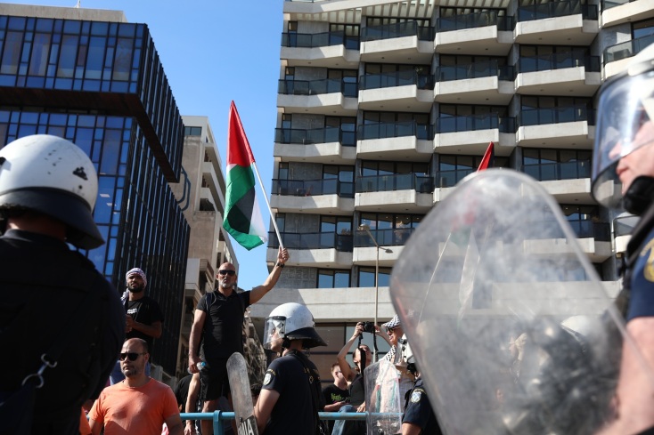Συγκέντρωση στον Πειραιά ενάντια στην άφιξη του ισραηλινού Crown Iris - Σωματεία του ΟΛΠ ζητούν να αποτραπεί ο κατάπλους, επικαλούμενα ανθρωπιστικούς λόγους.
