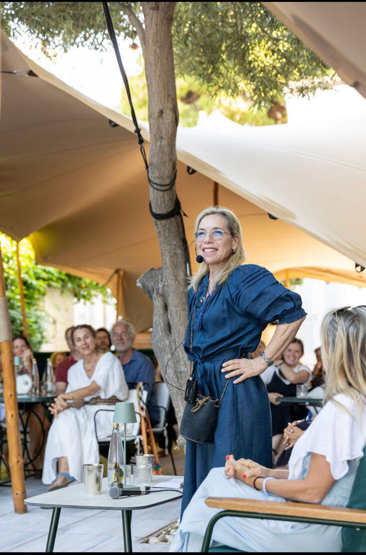 Η Λάρα Ταμπακοπούλου, ιδρύτρια του One Sanctum, ανοίγει τη μέρα.