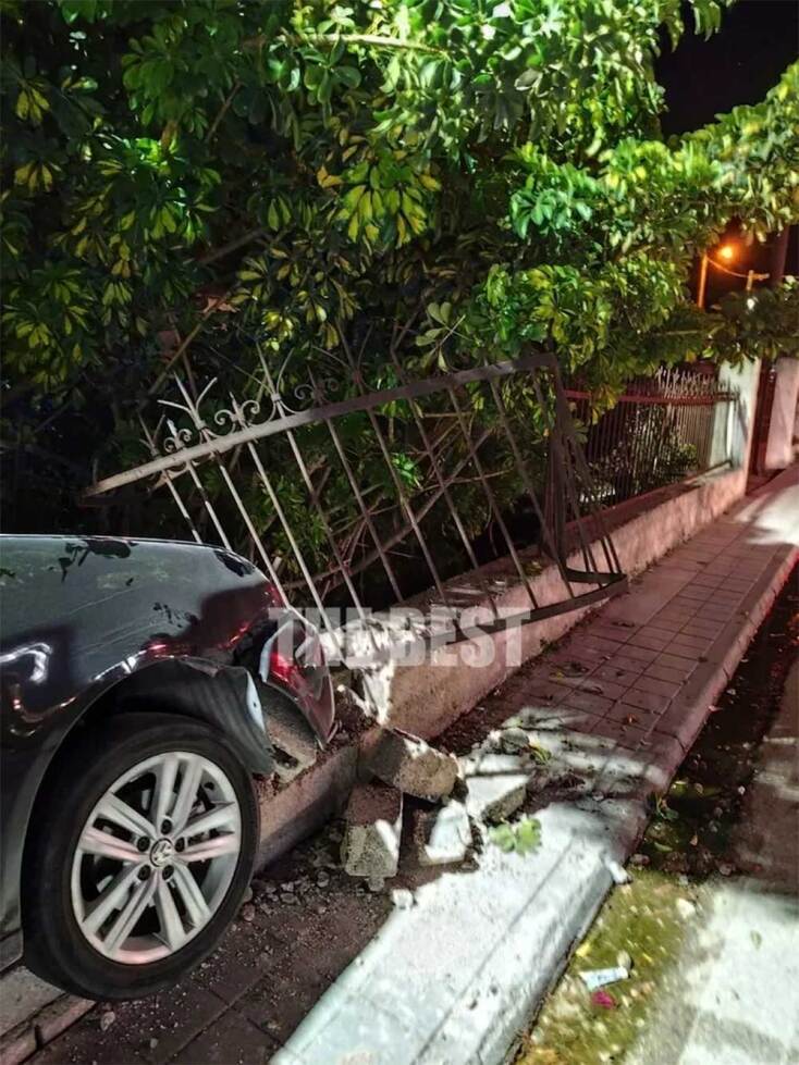 Αυτοκίνητο εξετράπη της πορείας του και κατέληξε σε αυλή σπιτιού στην Πάτρα